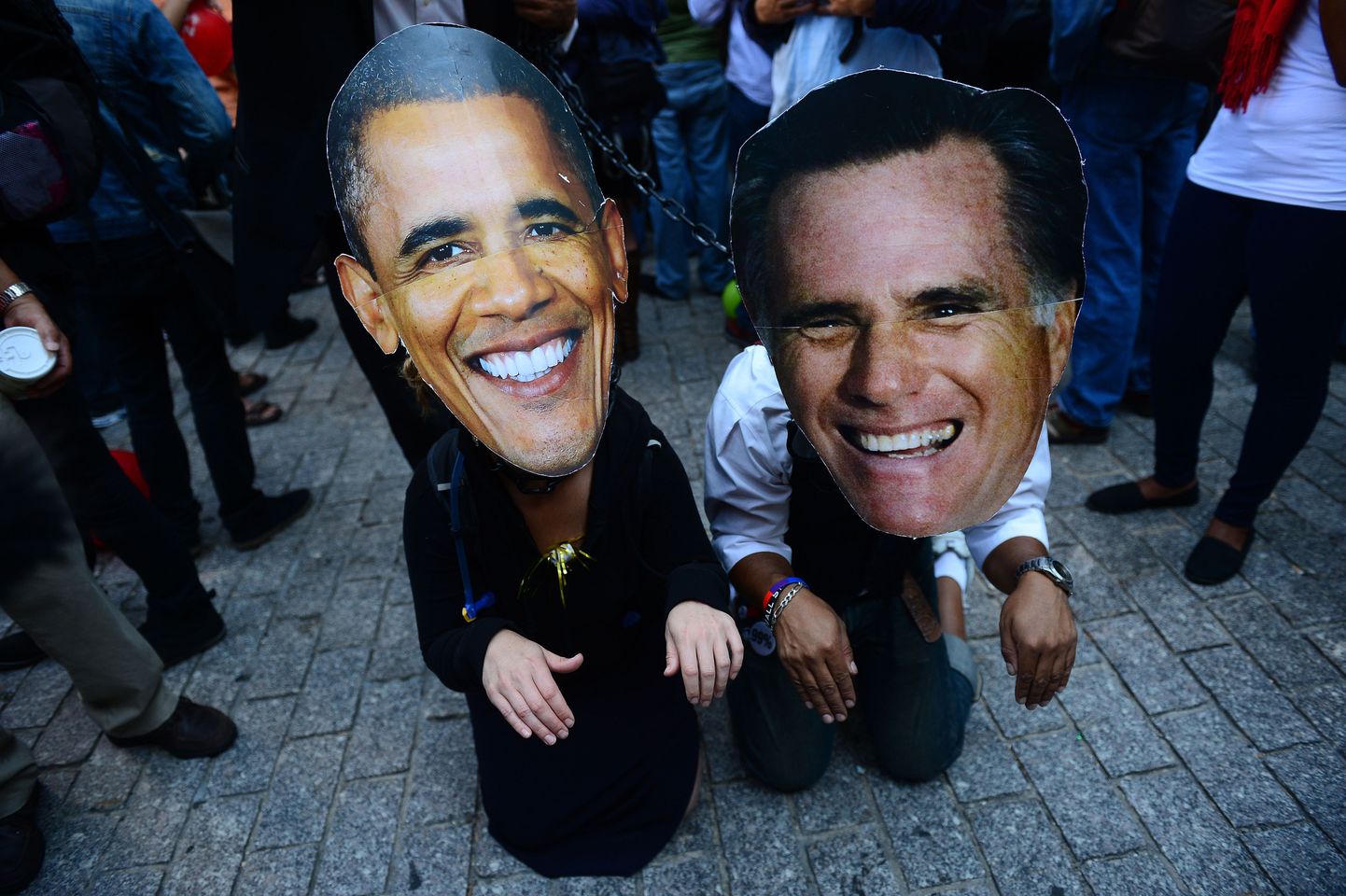 Occupy Wall Streeti meeleavaldajad USA presidendi Barack Obama (vasakul) ja vabariiklaste kandidaadi Mitt Romney maskidega.