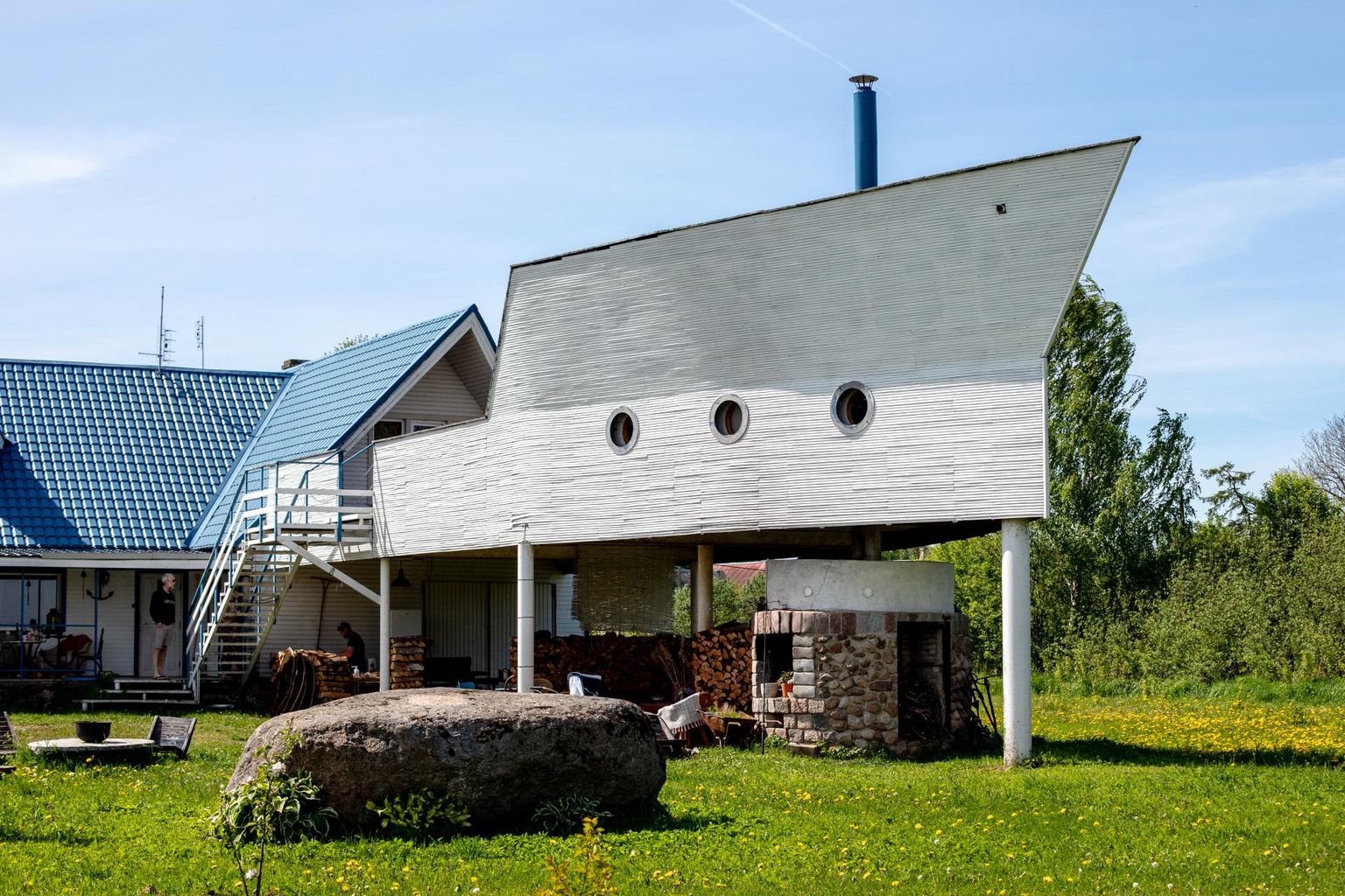 Lendava Laeva vabaõhuresto teeb eriliseks maja külge rajatud laevaninakujuline terrass. Seesama laevanina andis inspiratsiooni restorani nime valikul.