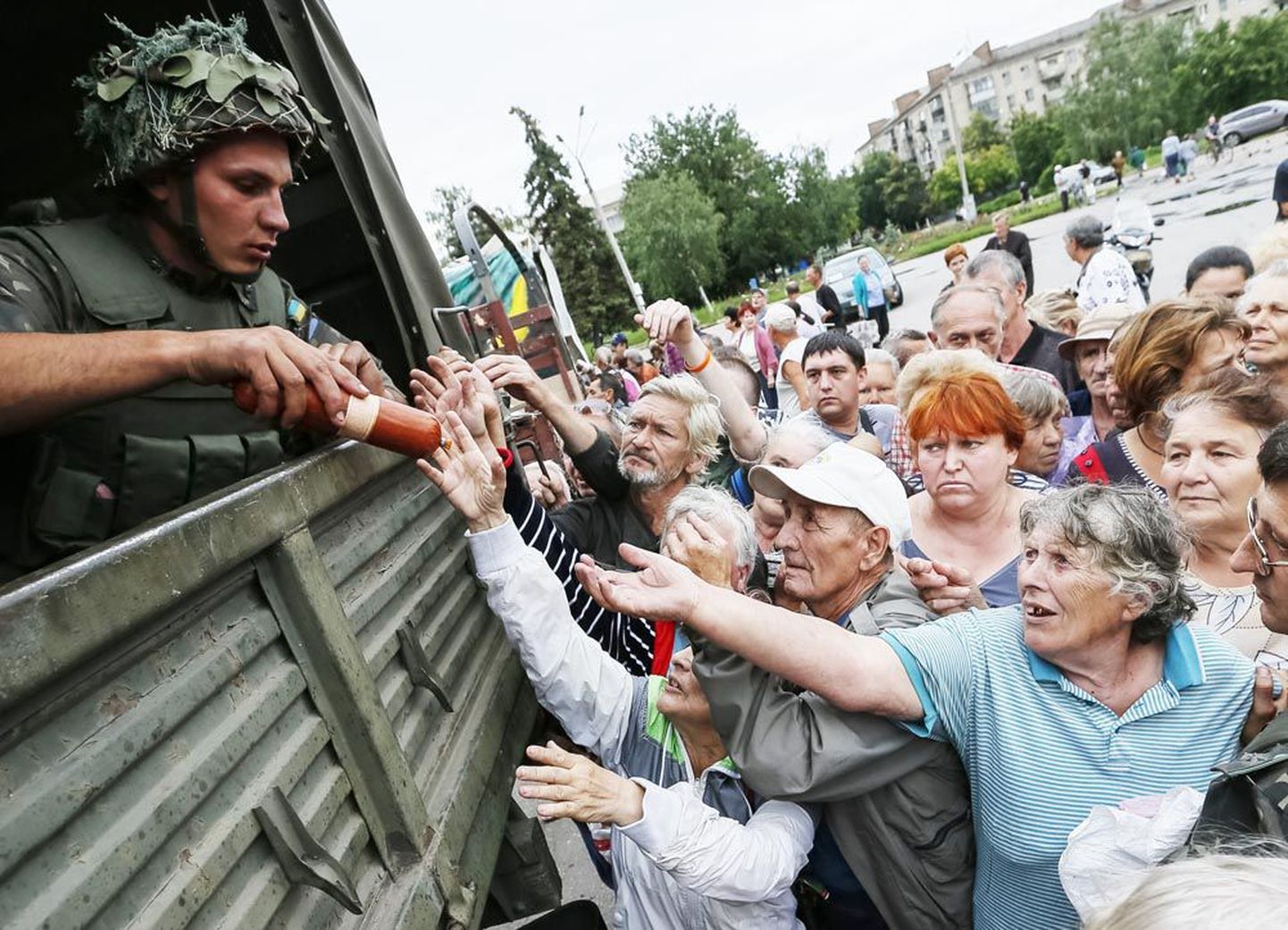 Украинские солдаты раздают еду и воду.
