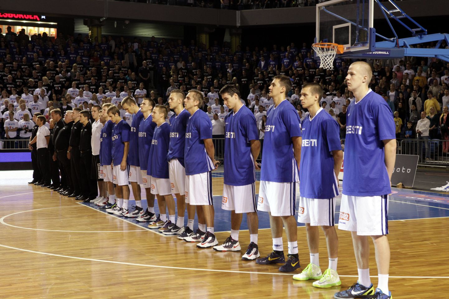 Eesti korvpallikoondise mängijad eelmisel suvel Serbia mängu eel.