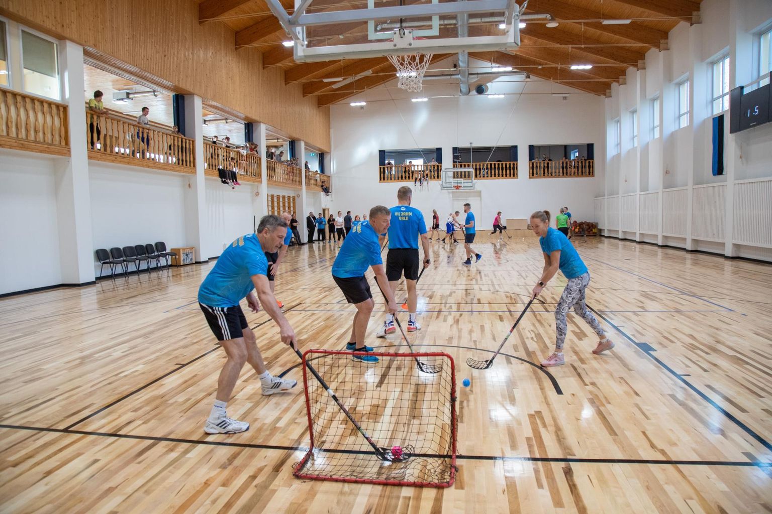 Uue spordihoone avamisel mängisid saalihokiturniiril üksteise vastu kooliõpetajad ning Viljandi valla töötajad.