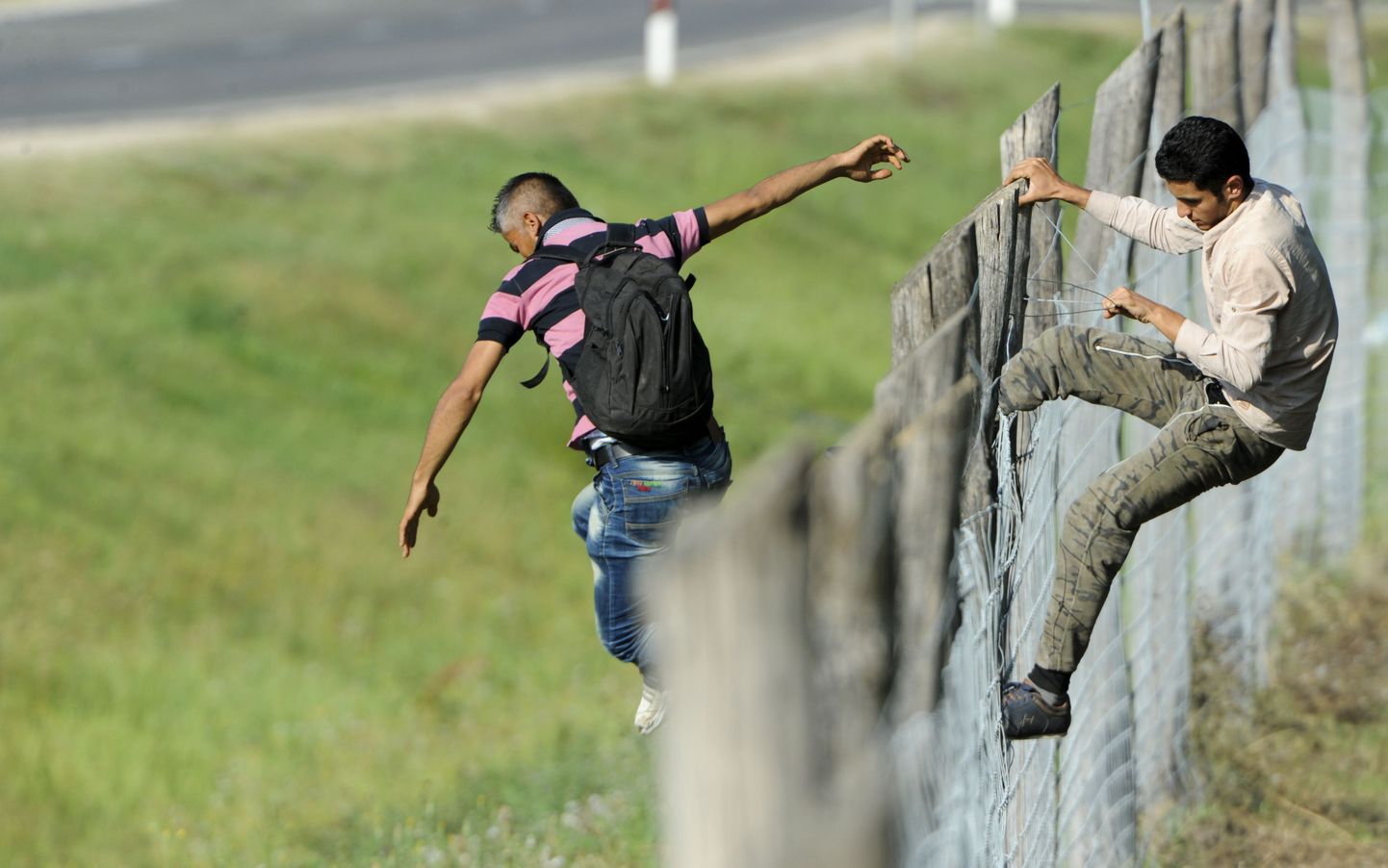 Migrandid ületamas piiri Roszkes.