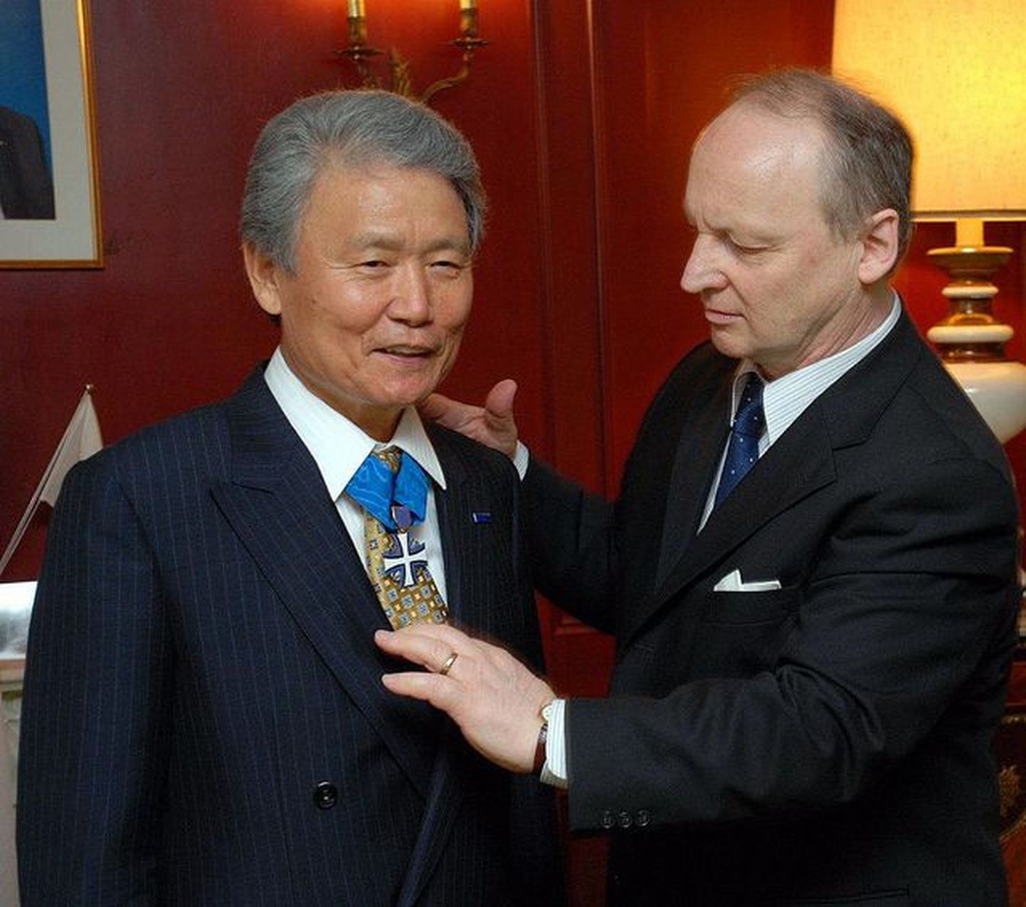 Sadayuki Sakakibara ja Eesti suursaadik Jaapanis Toivo Tasa.