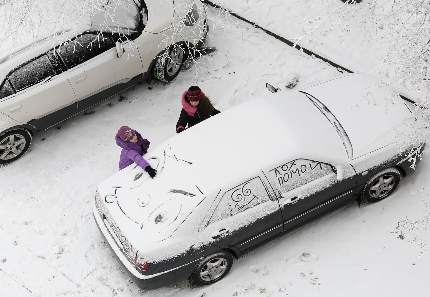 Ukraina lapsed lumisele autole oma jäädvustusi jätmas.