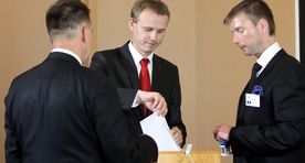 Тообал: в креслах старейшин сидят комиссары?