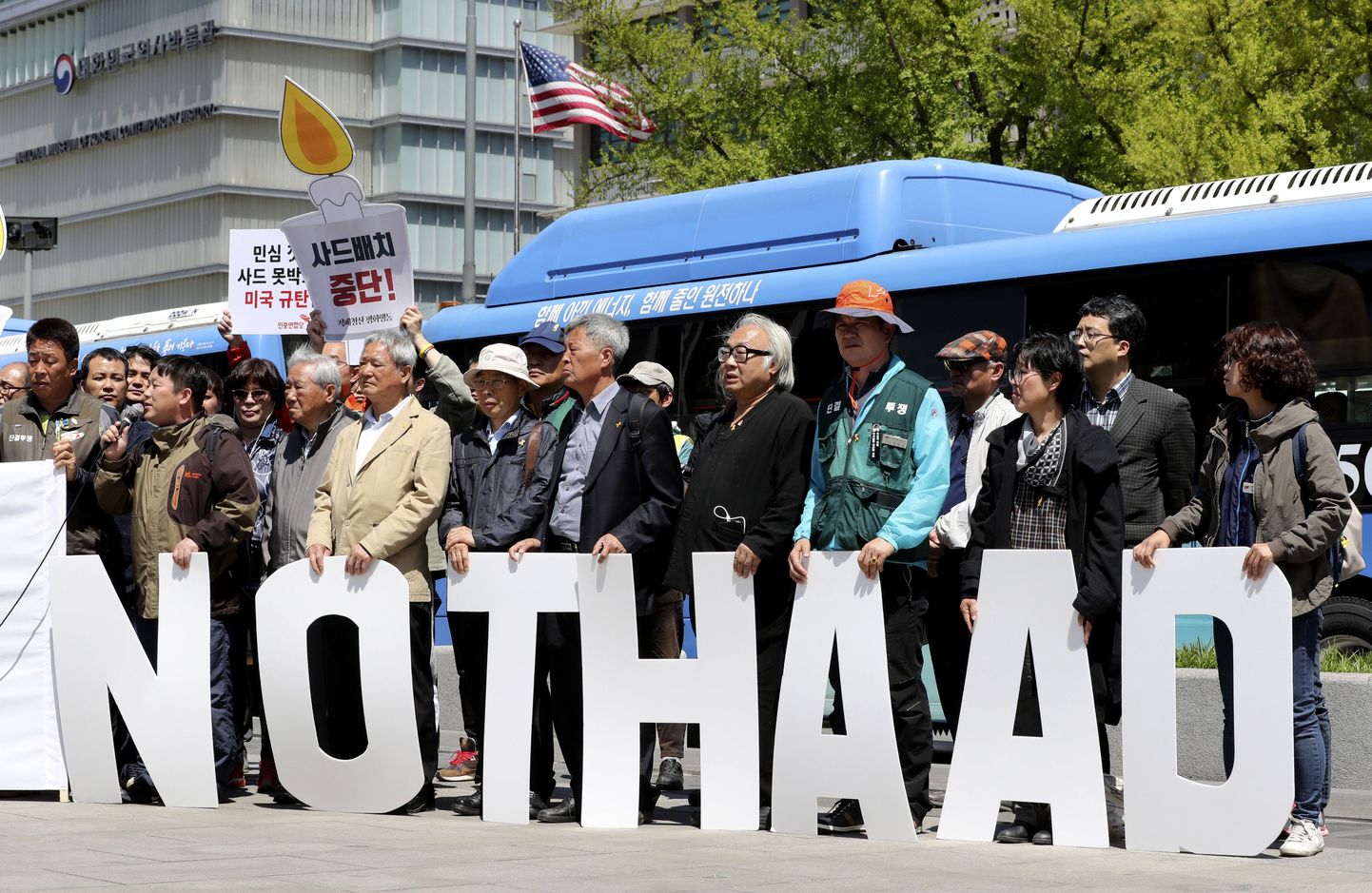 Raketikaitsesüstemi vastased meeleavaldajad Soulis Ameerika saatkonna ees.