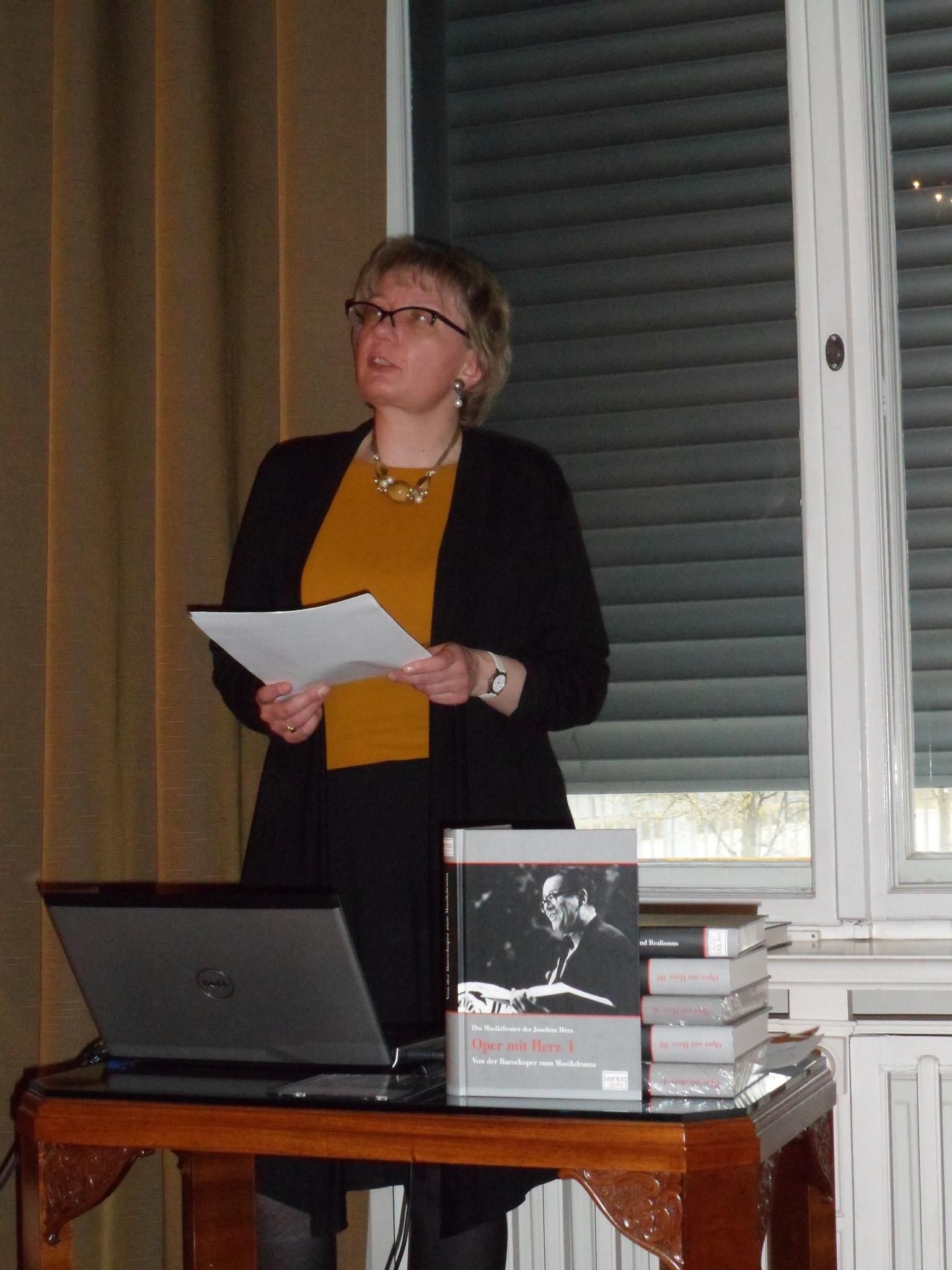 Prof. Kristel Pappel raamatut esitlemas