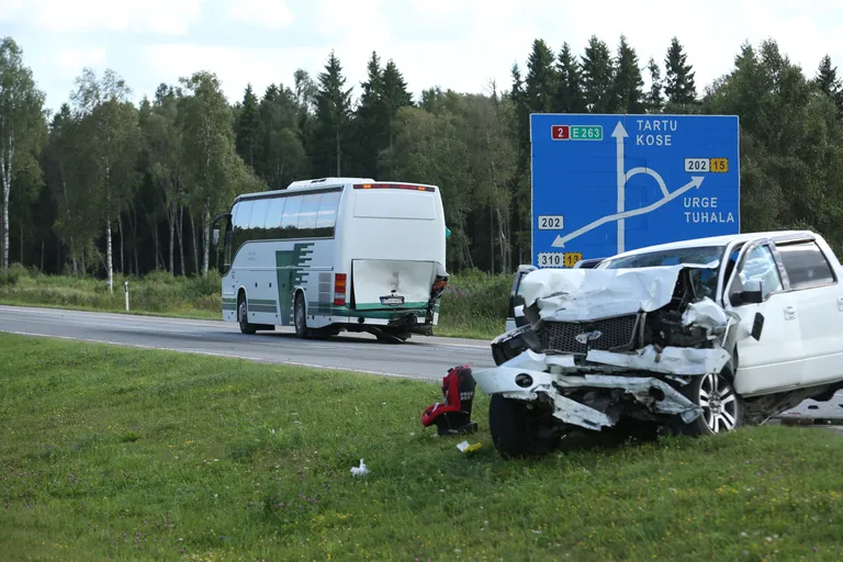 Tallinna-Tartu maanteel Vaidas sai täna pärastlõunal maasturi ja bussi kokkupõrkes kolm inimest vigastada.