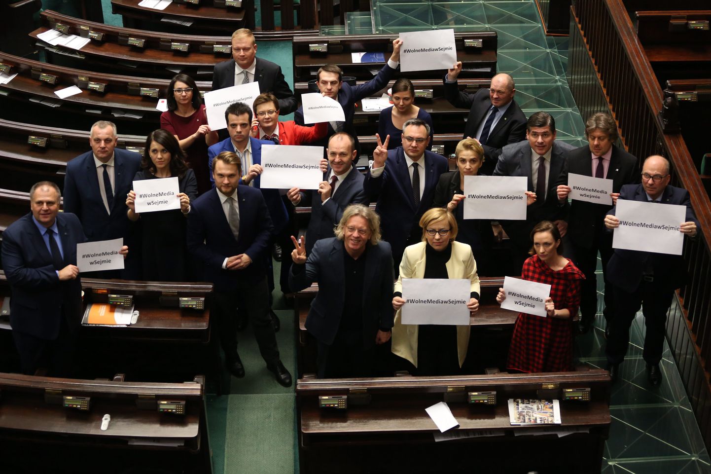 Poola opositsiooni parlamendisaadikud protesteerimas plaani vastu piirata ajakirjanike võimalusi istungeid jälgida.