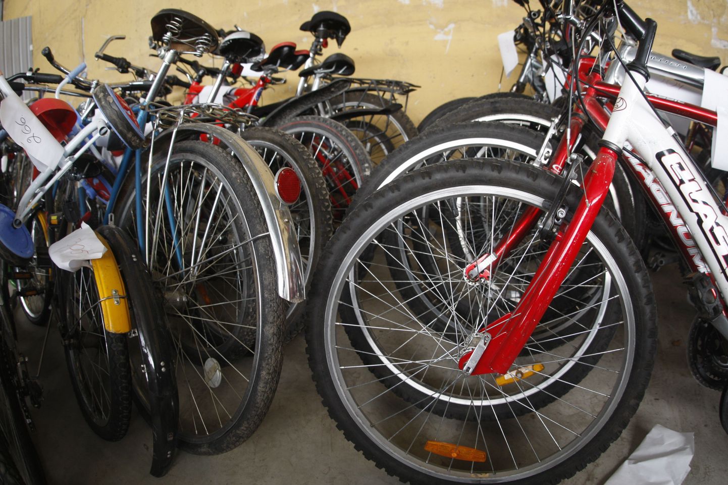 Tee äärest leitud või varastelt kätte saadud jalgrattad Lõuna prefektuuri laos.