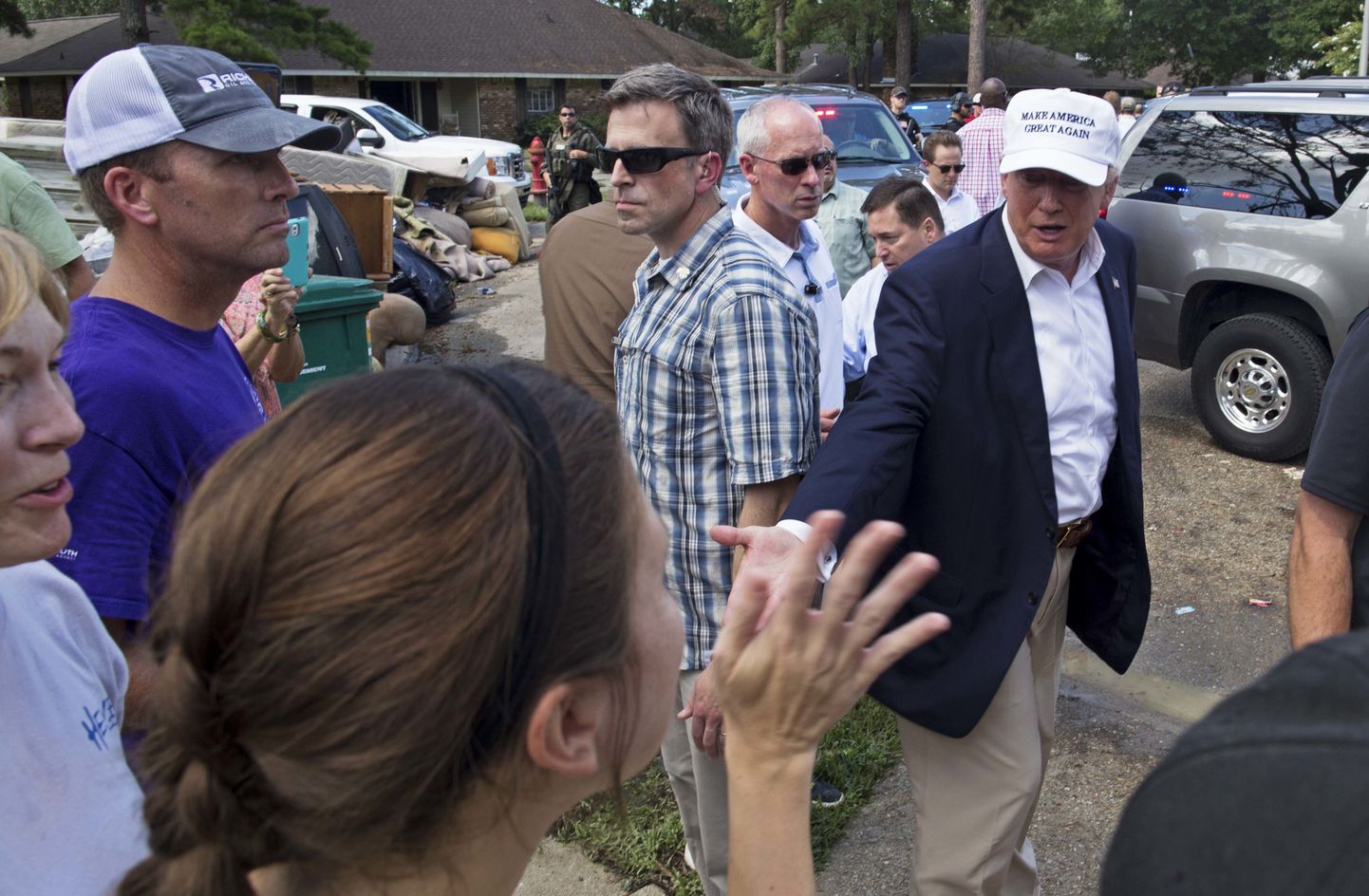 Donald Trump kohtumas tulvades kannatanutega Denham Springsis.