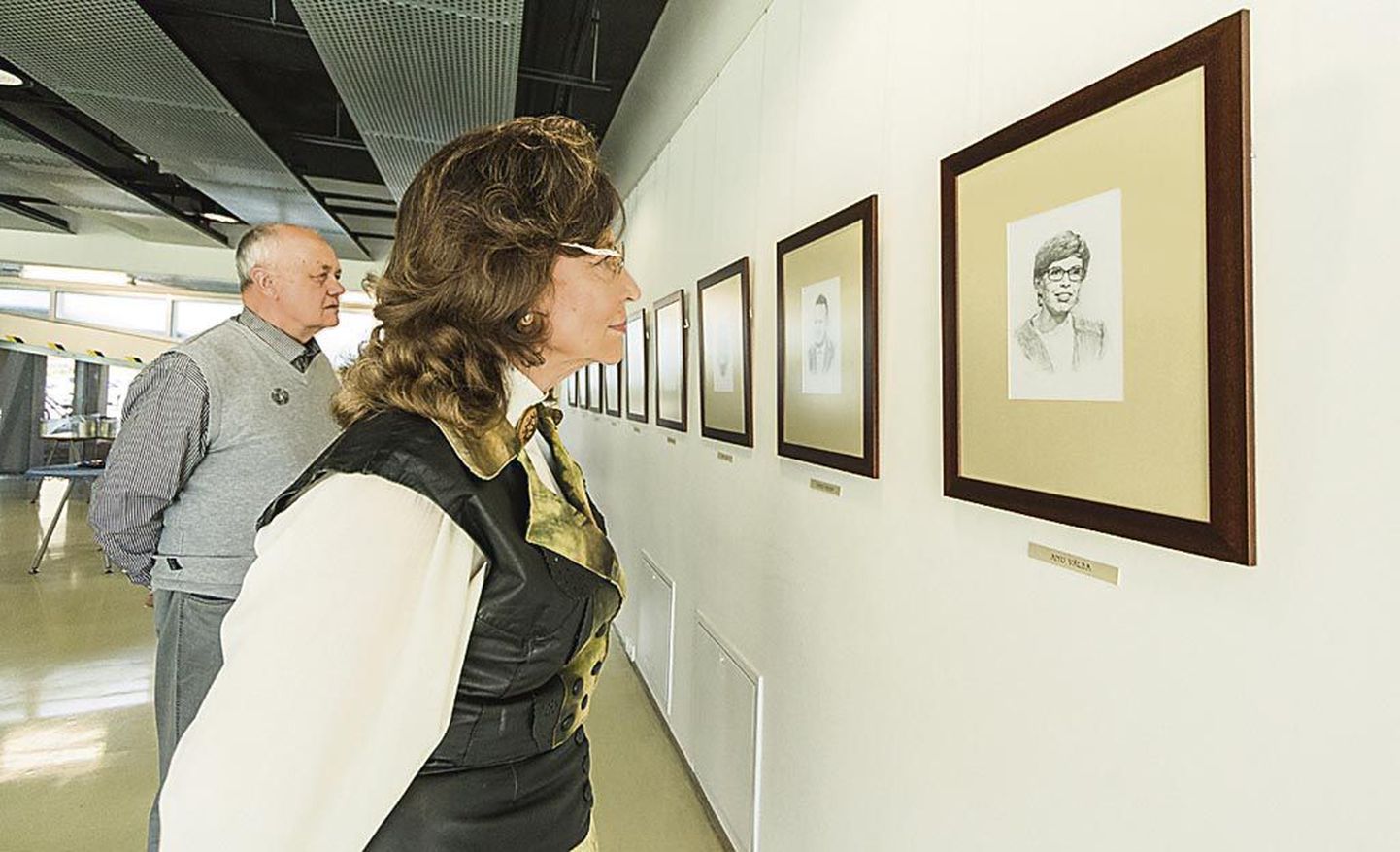 Näituselt leiab Anu Välba, Marko Reikopi ja teiste teleekraanilt tuttavate saatejuhtide portreed.