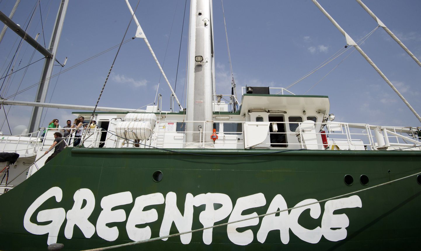 Активисты Greenpeace высмеяли заявление генерального секретаря НАТО Андерса Фог Расмуссена, который обвинил Россию в том, что она ведет подрывную деятельность против добычи сланцевого газа в Европе.