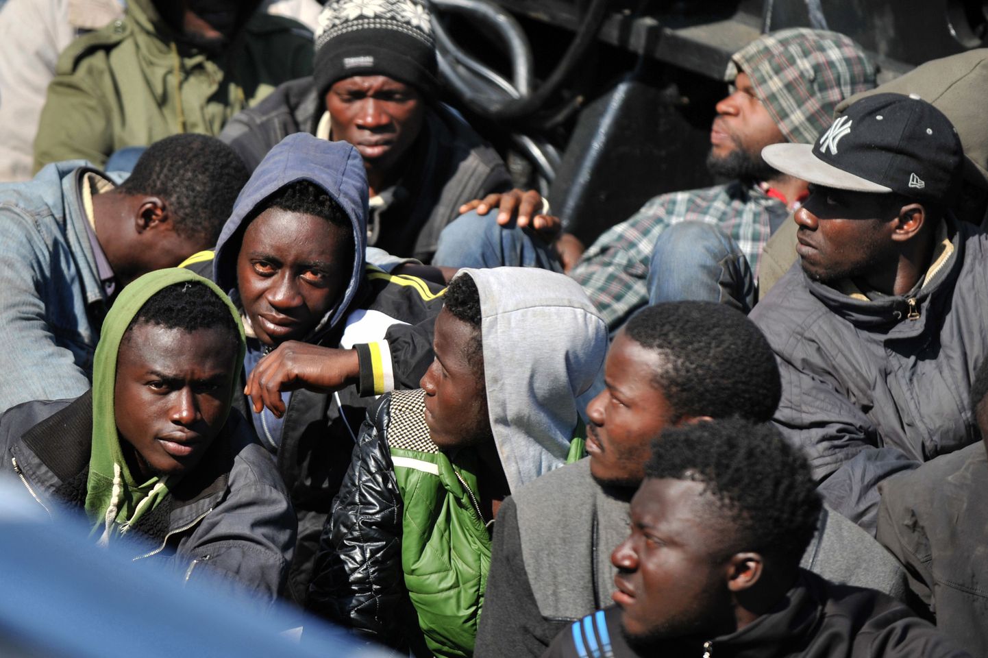 Aafrikast pärit sisserändajad ootavad maalepääsu Corigliano Calabro sadamas Itaalias.