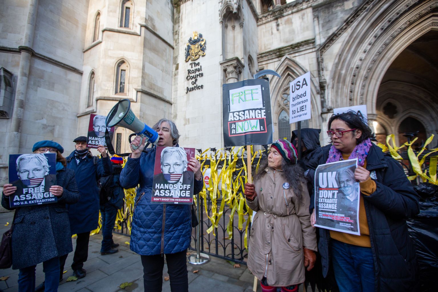 Meeleavaldajad protestimas WikiLeaksi astuja Julian Assange USAle väljaandmise vastu.
