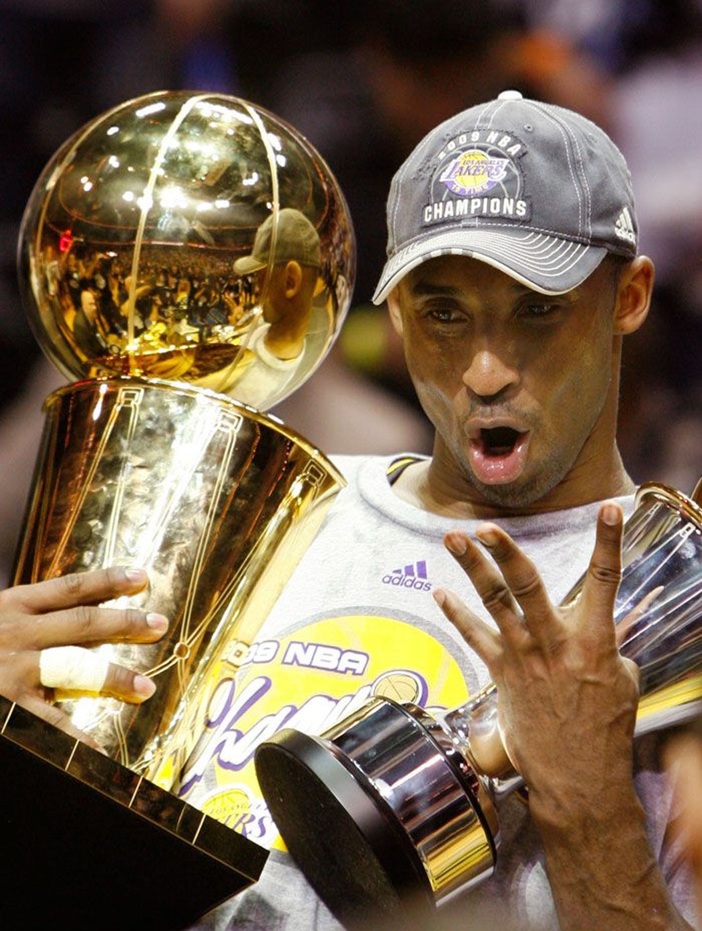 Finaalseeria kasulikemaks mängijaks valitud Los Angeles Lakersi tagamängija Kobe Bryant näitab kõigile, et on võitnud neli NBA meistrisõrmust.