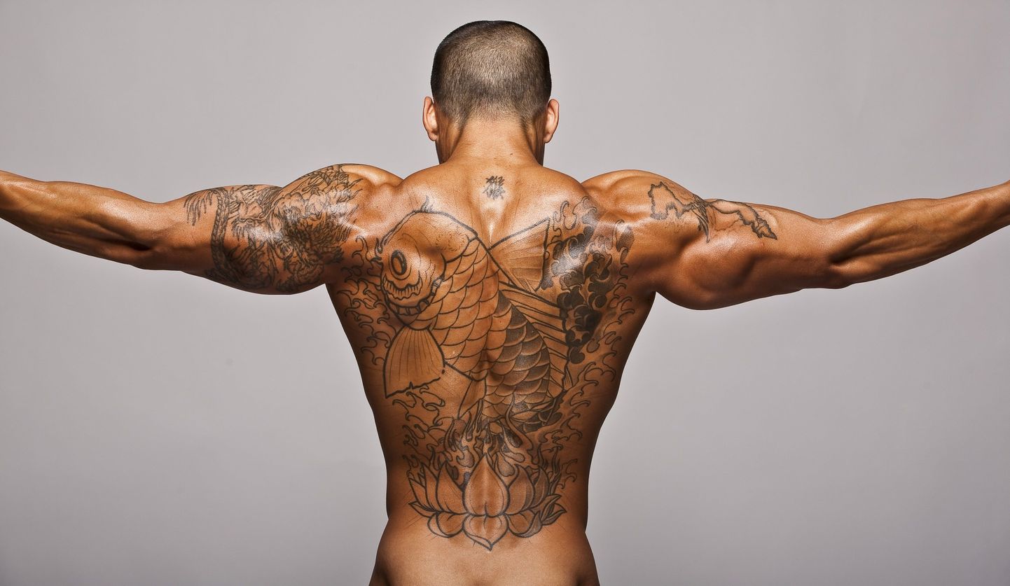 Мужское тело в татуировках. Снимок иллюстративный.