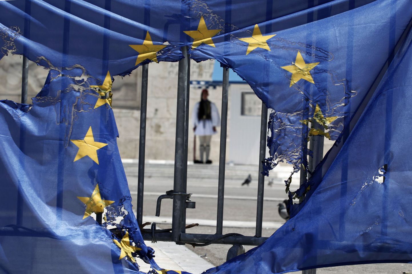 Uuring: ELi usutakse aina vähem, kuid eurosse rohkem