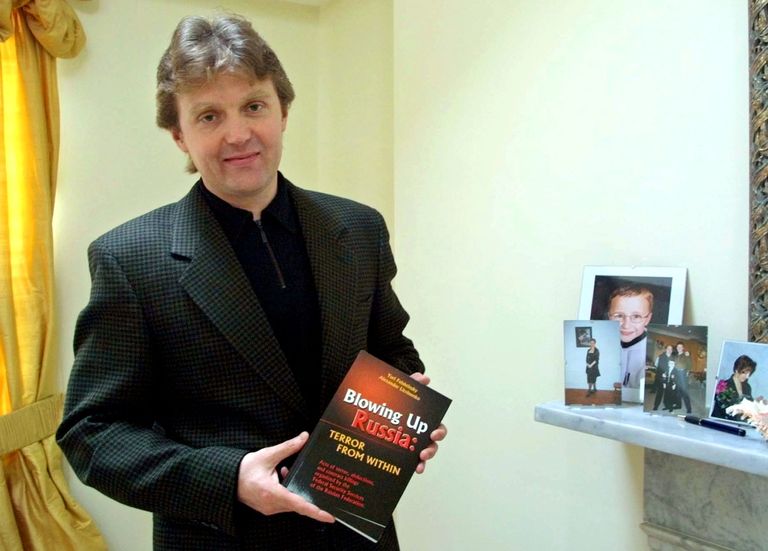 Aleksandr Litvinenko demonstreerib ajaloolase Juri Felštinskiga kahasse kirjutatud raamatut  «FSB laseb Venemaa õhku». Foto: Scanpix