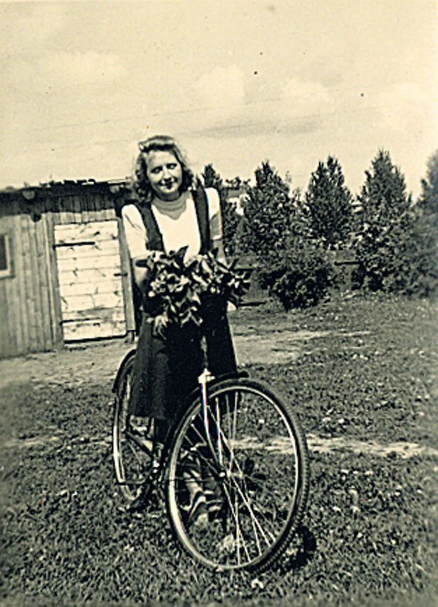 Silvia Toots oma rattaga 1948. aastal Supilinnas.