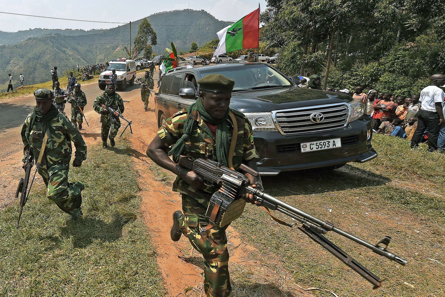 Burundi jõutöötajad eskordivad joostes president Pierre Nkurunziza ametiautot