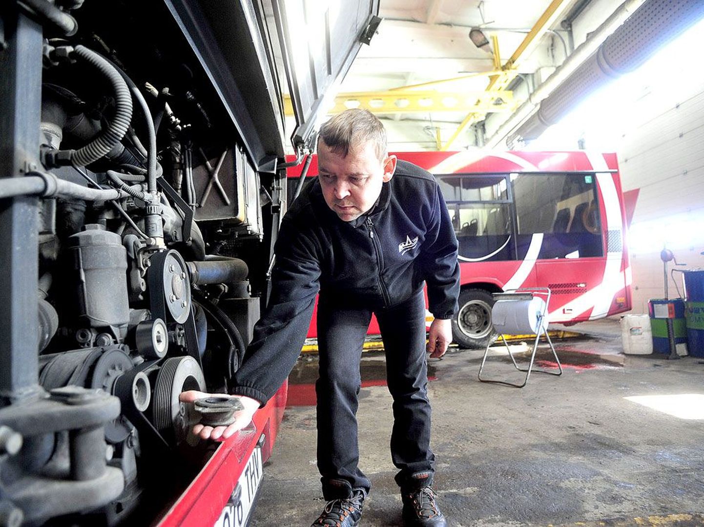 Maz Eesti direktor Heikki Tälli näitab midibussi mootoripatja, mis ei suuda Mercedese mootori tekitatavat vibratsiooni küllaldaselt summutada.