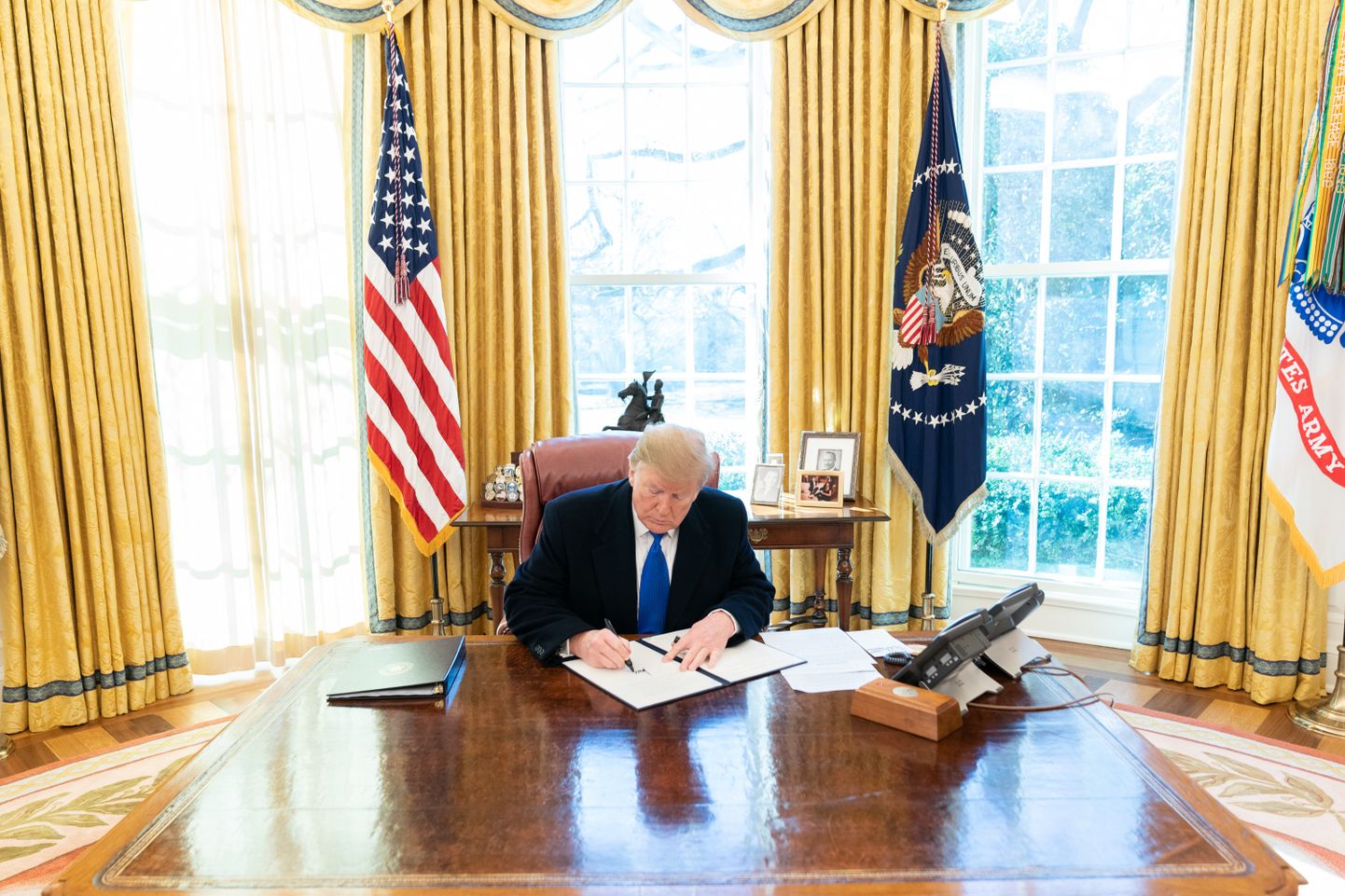 USA president Donald Trump eriolukorra otsust allkirjastamas.