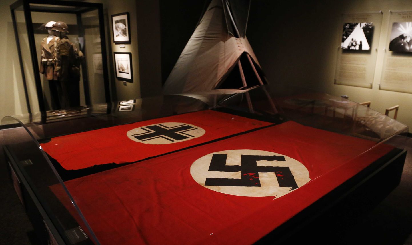Natsisümboolika näitusel.