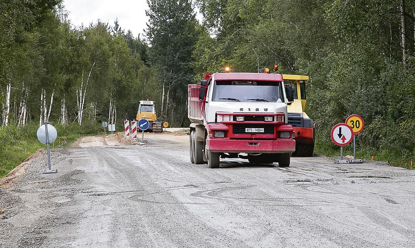 Riigimaanteel Koonga ja Pärnu-Jaagupi vahel on terve suve kestnud remont, mis läheb hilissügisesse välja. Ligi 17kilomeetrine tee jaguneb kahe firma vahel ja kruuskatte ehitamise maksumus ulatub 2,4 miljoni euroni.