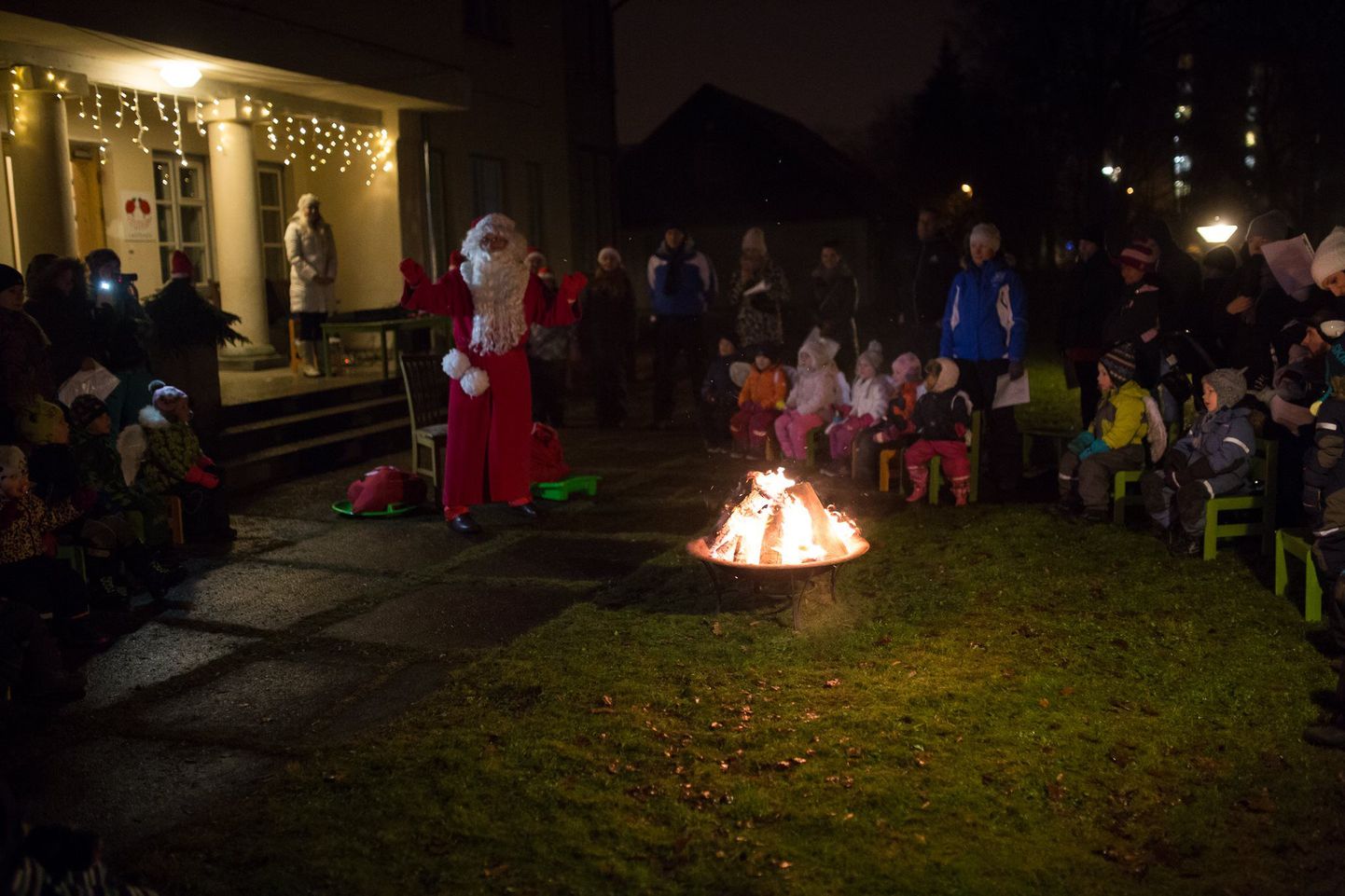 Titutriinu eralasteaia lapsed pidasid oma jõulupidu õues lõkke ümber.