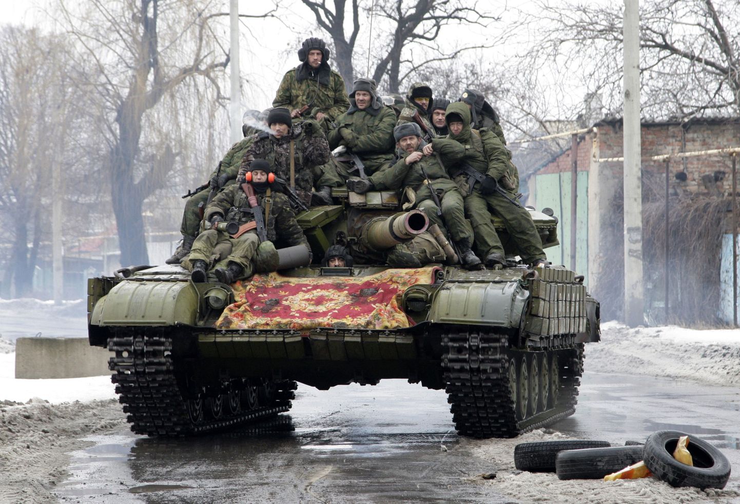Venemeelsed separatistid 22. jaanuaril tankil poseeritud ühispildil Donetski lähistel.