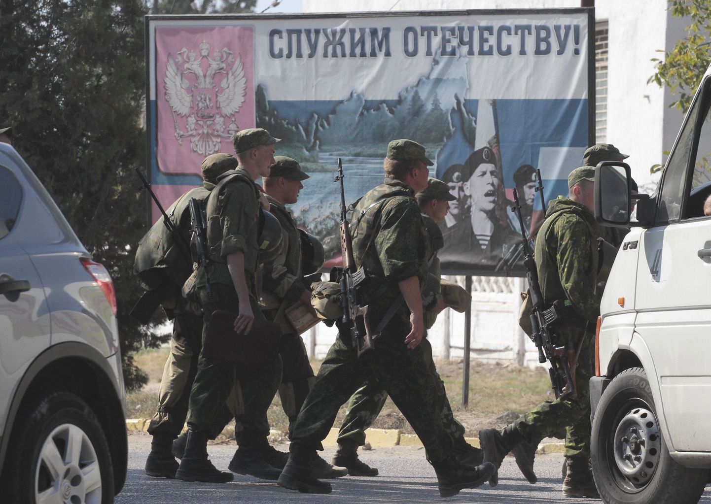 Vene mereväelased Sevastopolis. Taustal olev plakat räägib kodumaa teenimisest.