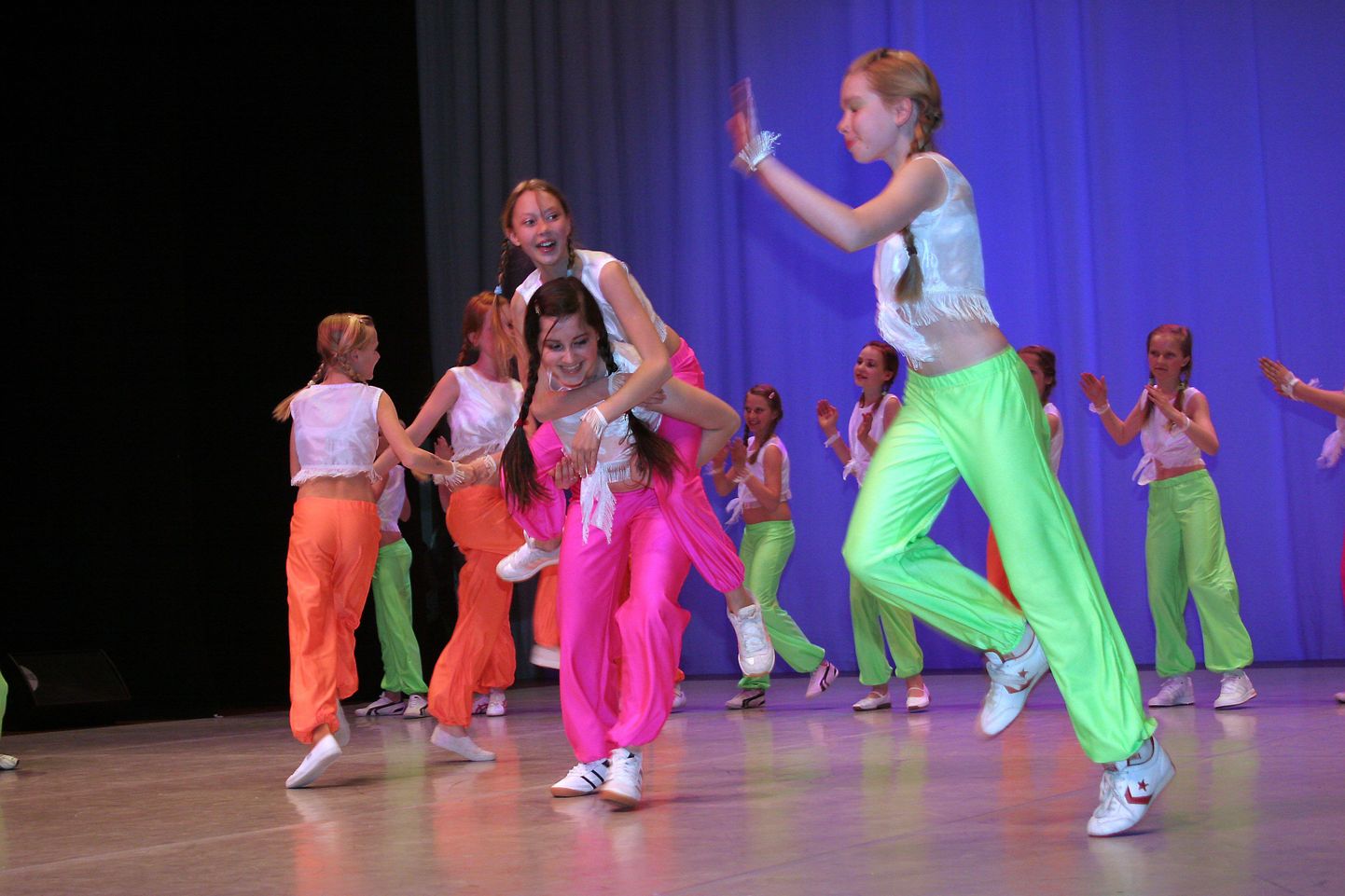 Rakvere esteetika- ja tantsukooli noored Koolitantsu lõppvõistlusel 2006. aastal.