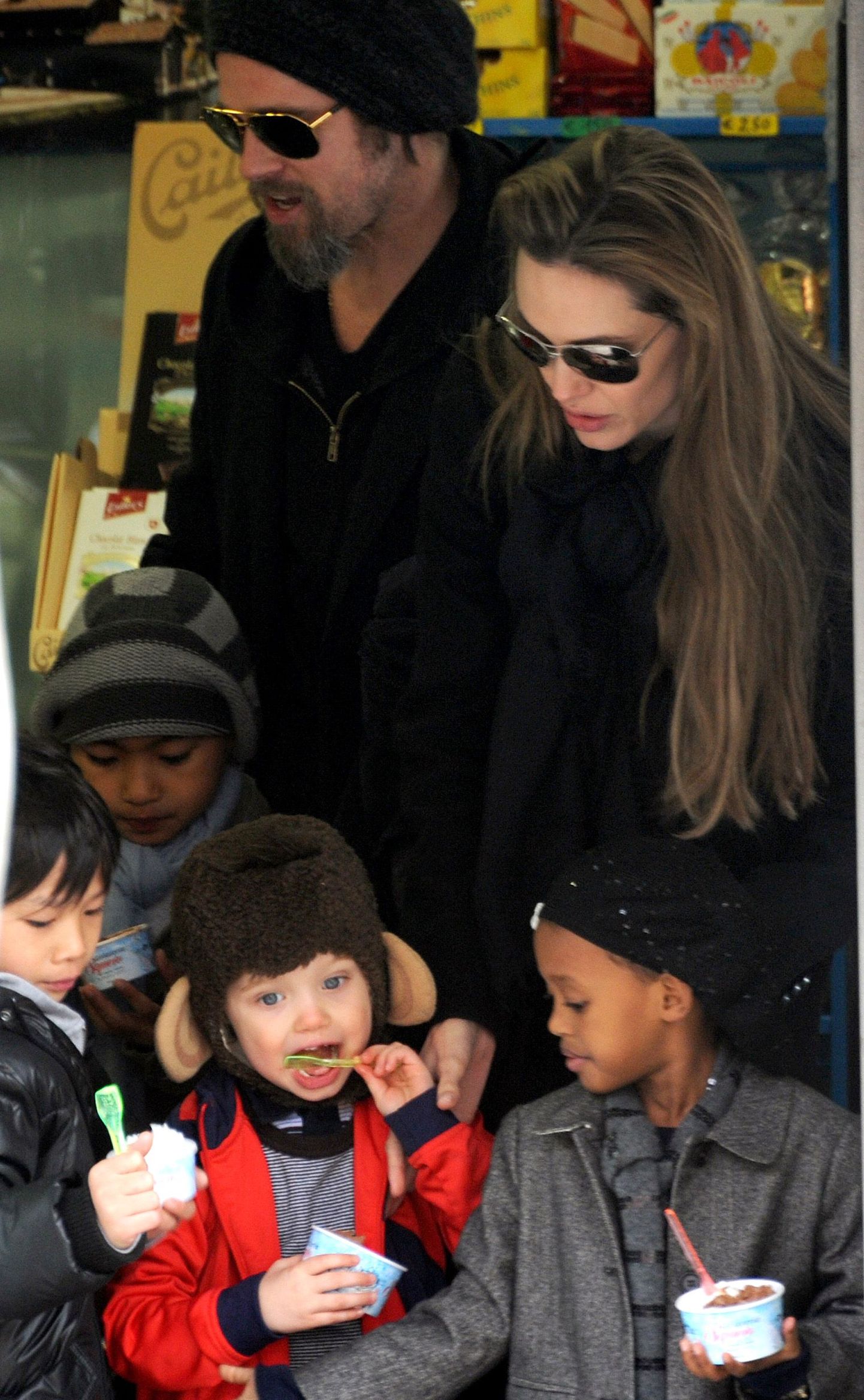 Angelina Jolie ja Brad Pitt lastega: vasakult pojad Pax ja Maddox ning tütred Shiloh Nouvel ja Zahara.