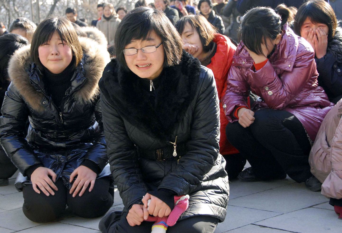 Nutvad Põhja-Korea naised täna Pyongyangis pärast teadet Kim Jong-ili surmast.