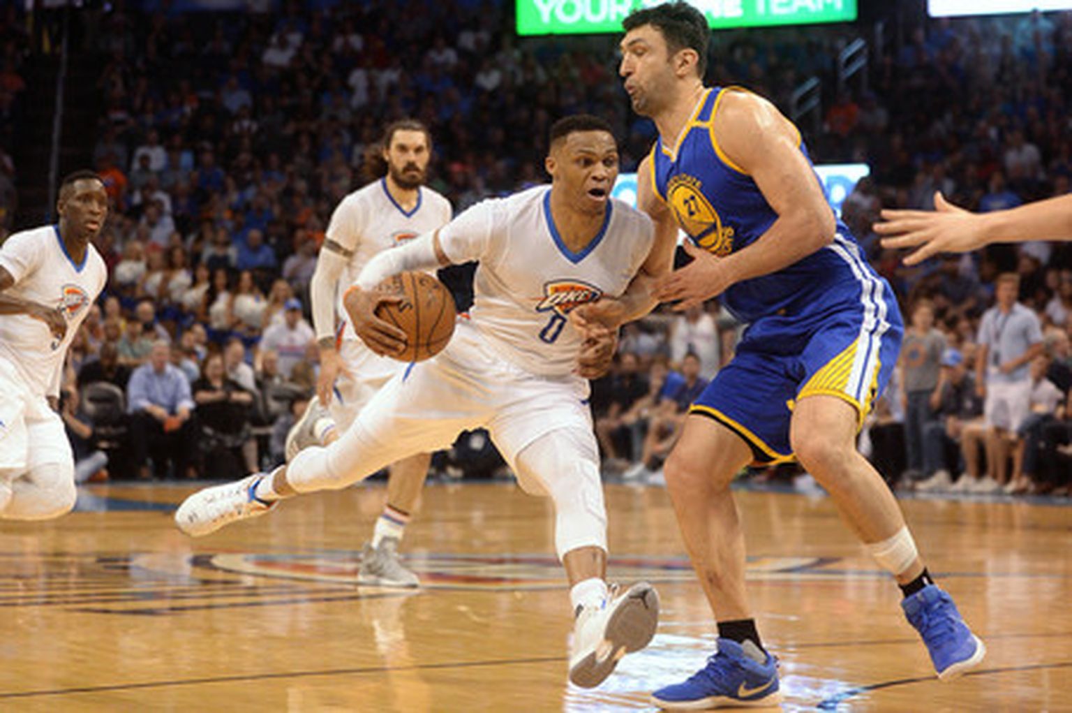 Russell Westbrook (vasakul) ja Zaza Pachulia eelmise hooaja play-off'is.
