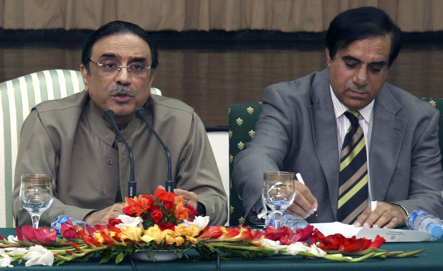 Benazir Bhutto lesk Asif Ali Zardari (vasakul) ja Rahvapartei peasekretär Jahagir Badar.