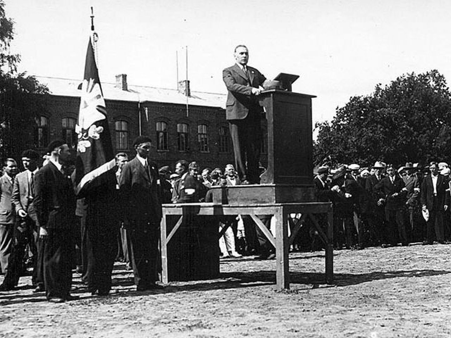 Vabadussõjalaste koosolek Pärnus, kõnet peab üks nende juhte Artur Sirk.