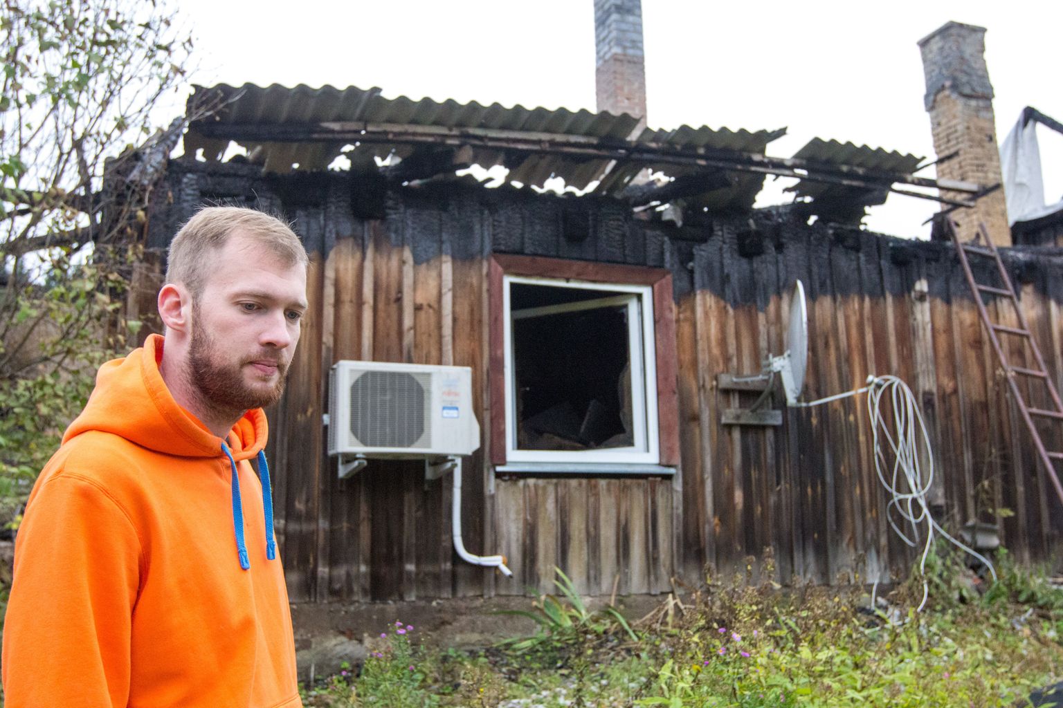 Eero Viitkari lapsepõlvekodu Ribuski talu on varemetes. Noormehe sõnul ei uskunud ta juhtunut enne, kui seda ise nägi.