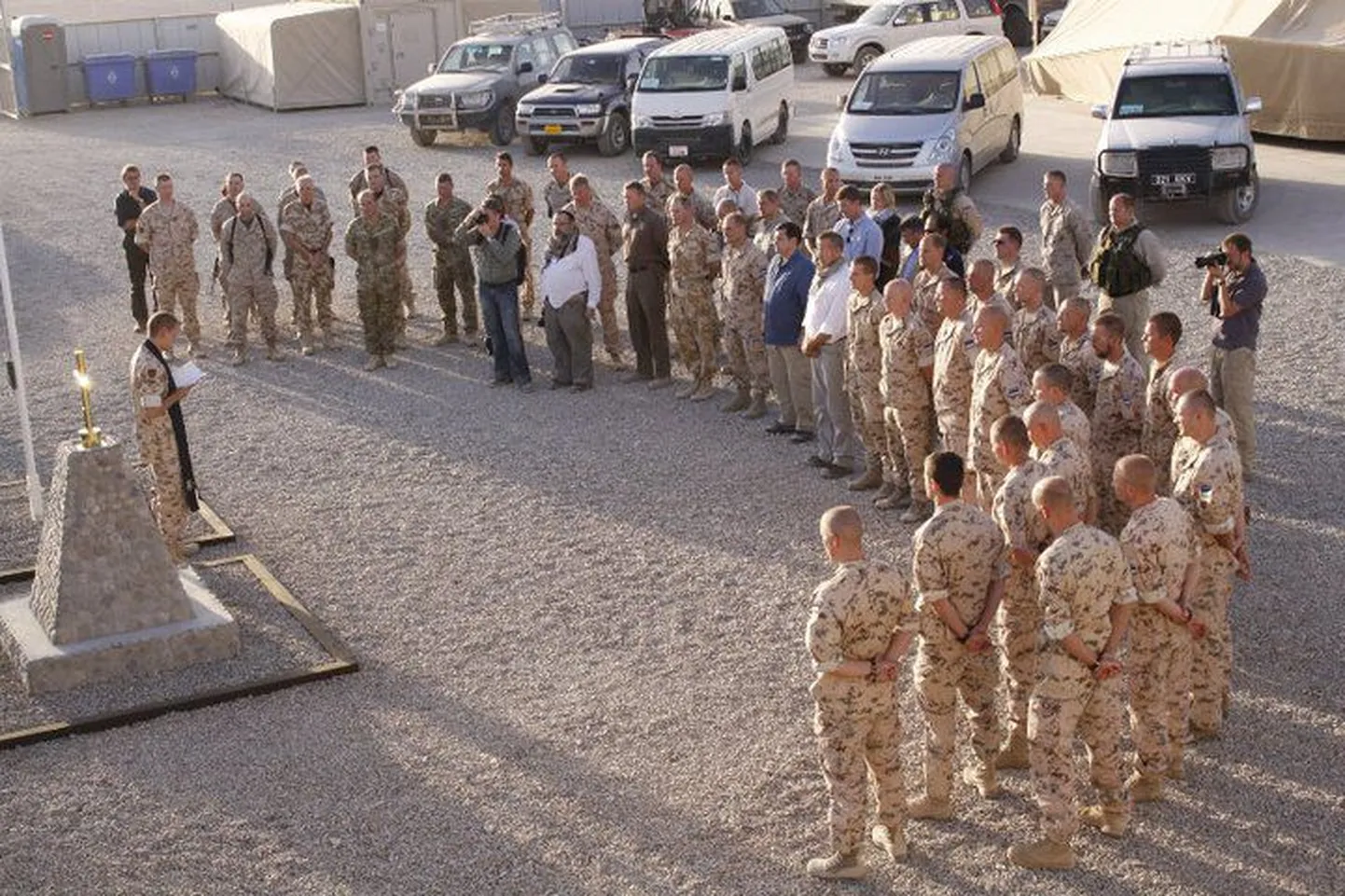 President Toomas Hendrik Ilves Camp Bastionis Afganistanis hukkunud Eesti sõdureile püstitatud mälestusmärgi avamisel.