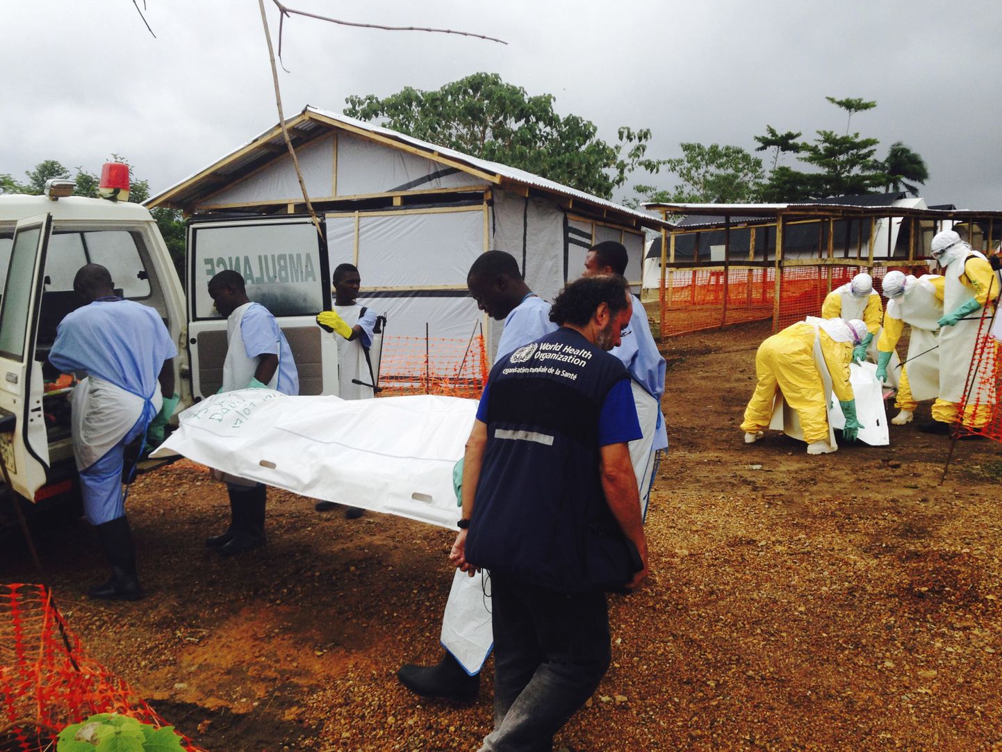 Libeerias kehtestati ebola tõttu eriolukord. Fotol ebola ohvri ettevalmistamine matmiseks