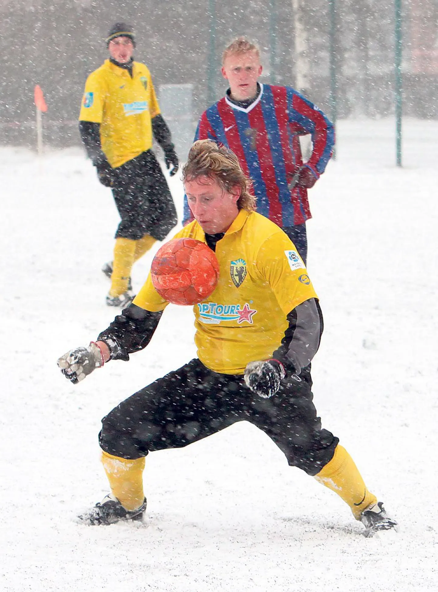 Pärnu Vapruse viimane meistriliigamäng oli 2008. aasta novembris ühisgümnaasiumi väljakul, kui tihedas lumesajus jäädi alla Paide linnameeskonnale.