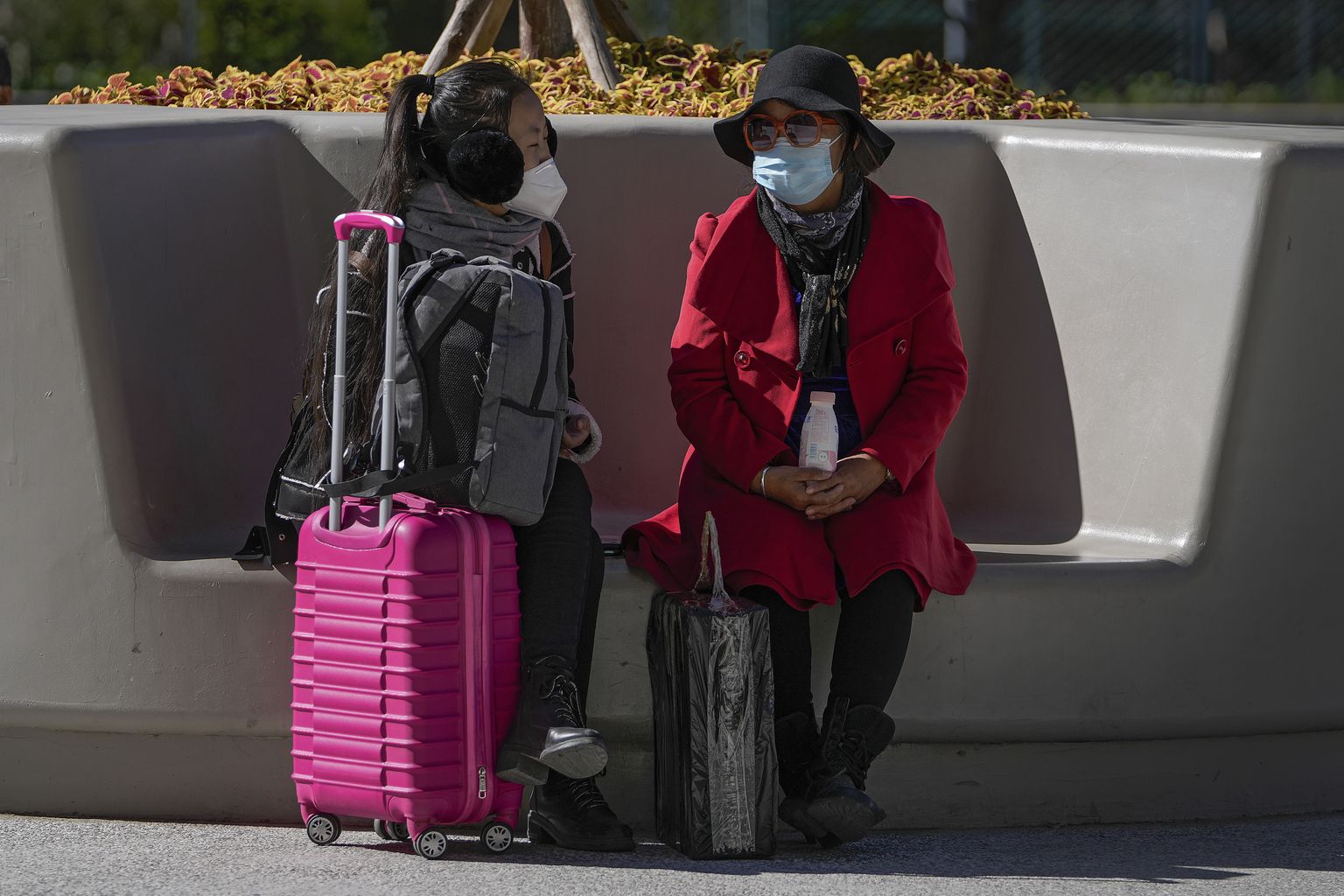 Kaks naist ostukeskuse ees Beijingi linnas.