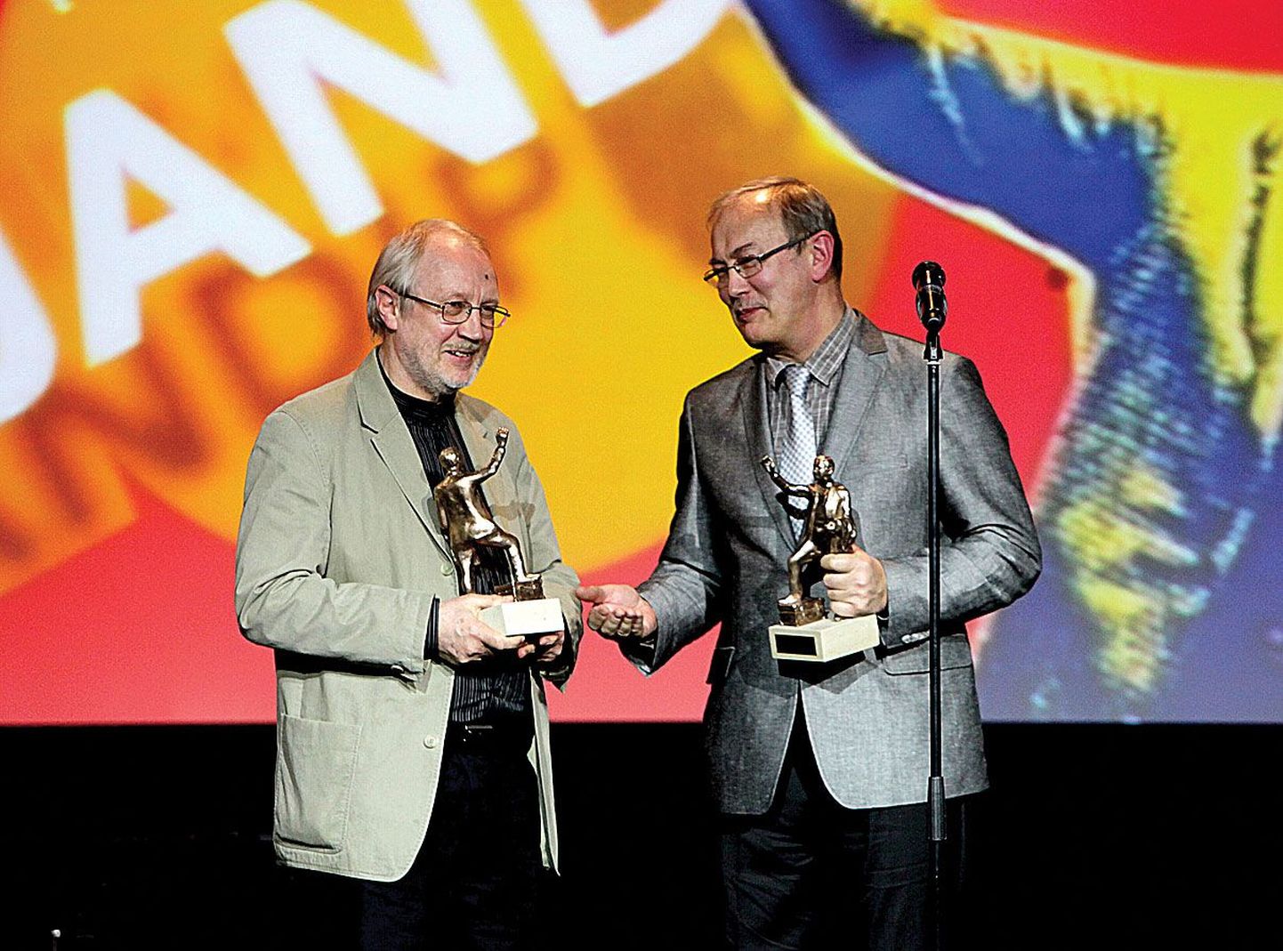 Eesti filmi 100. sünnipäeva galal aprilli lõpus kuulutati Eesti filmi 
sajandi animafilmitegelaseks Lotte. Auhinda võtavad vastu Heiki Ernits (paremal) ja Janno Põldma.