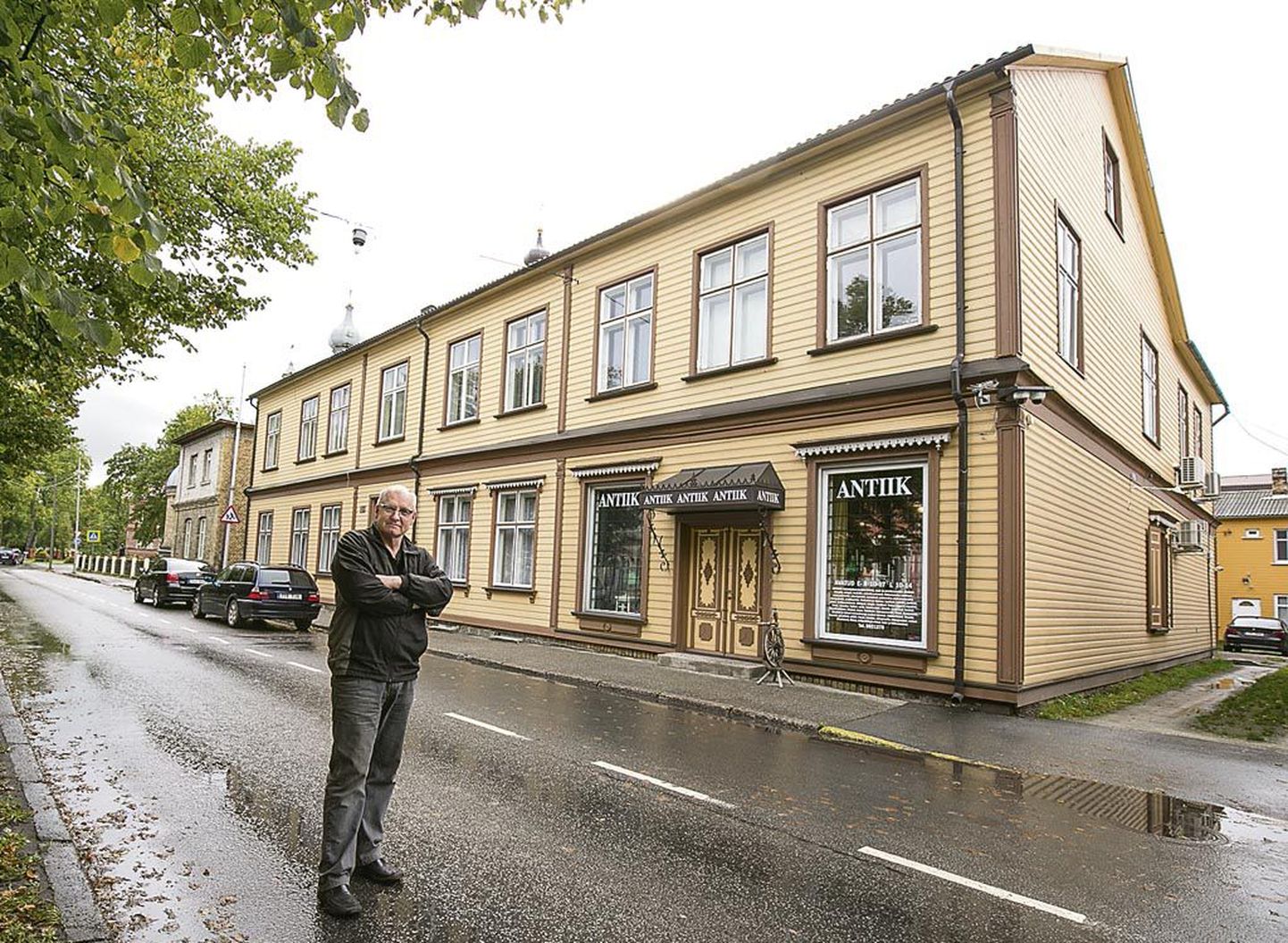 Pärnus Aia tänaval asuvas antiigiäris juba kümmekond aastat kauplev Toivo Saarme kardab Rüütli platsi rekonstrueerimise tõttu kaotada nii klientuuri kui võimaluse poeukse ees kaupa laadida.