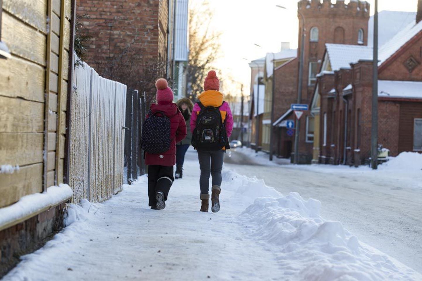 Kui mõnelt Viljandi kesklinna kõnniteelt on ainult lumi ära lükatud, siis näiteks Koidu tänavale on lisaks lume tõrjumisele maha raputatud ka liiva.