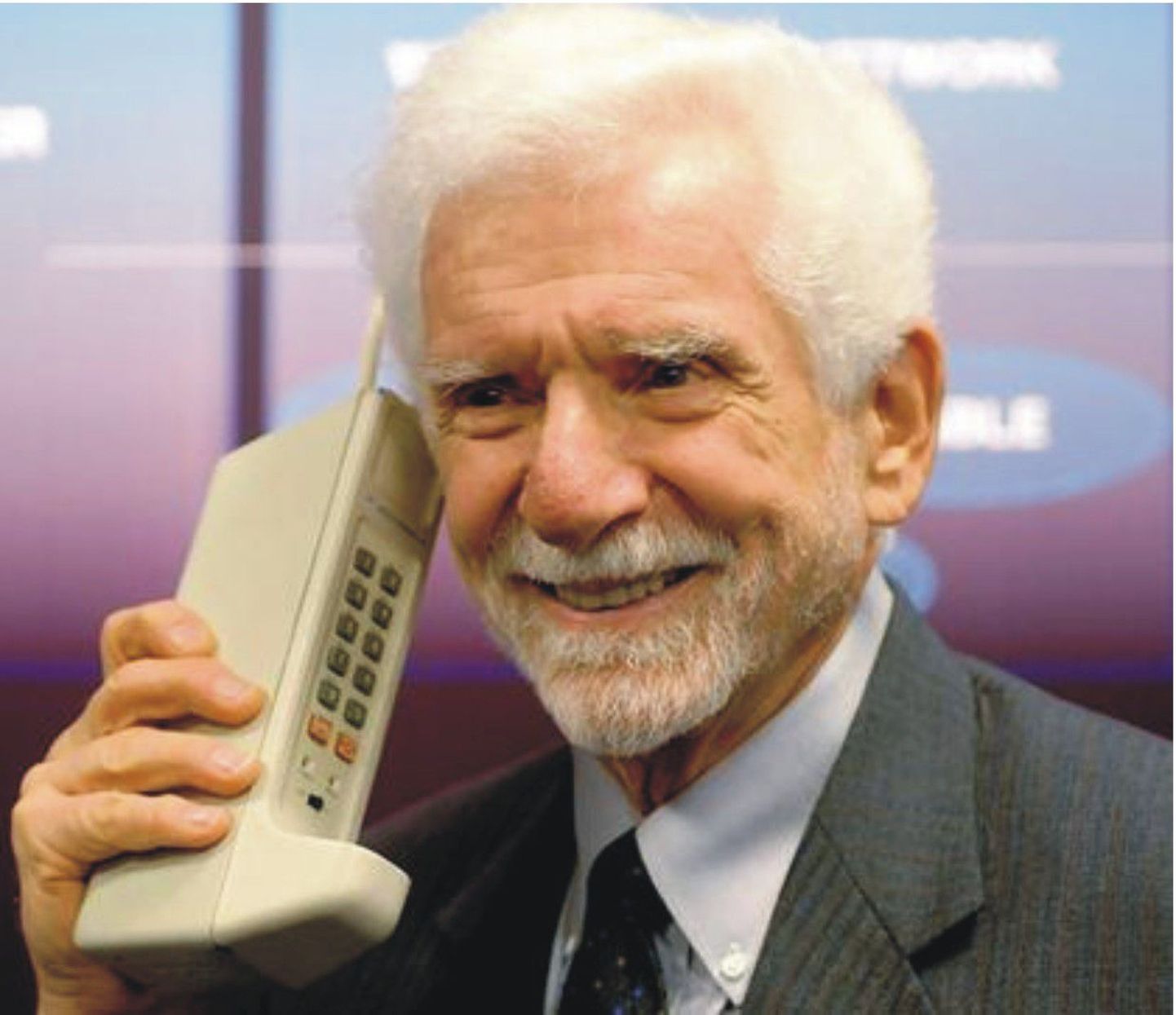 Motorola kunagine asepresident Martin Cooper Motorola DynaTAC mobiiltelefoni prototüübiga.