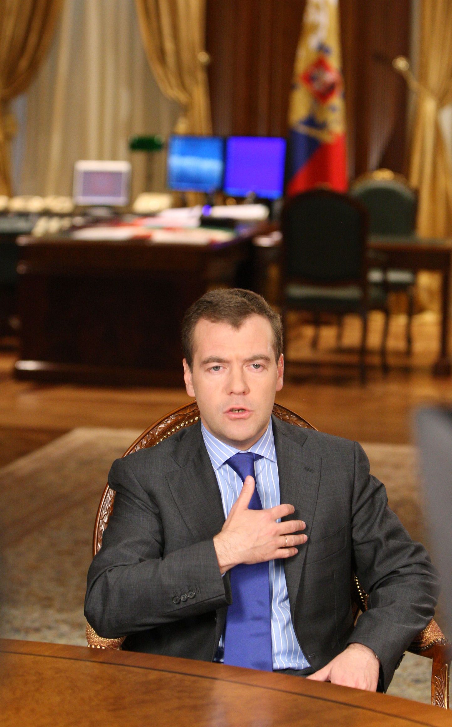 Medvedev lindistamas videolõiku, mis räägib tõekomisjonidest.