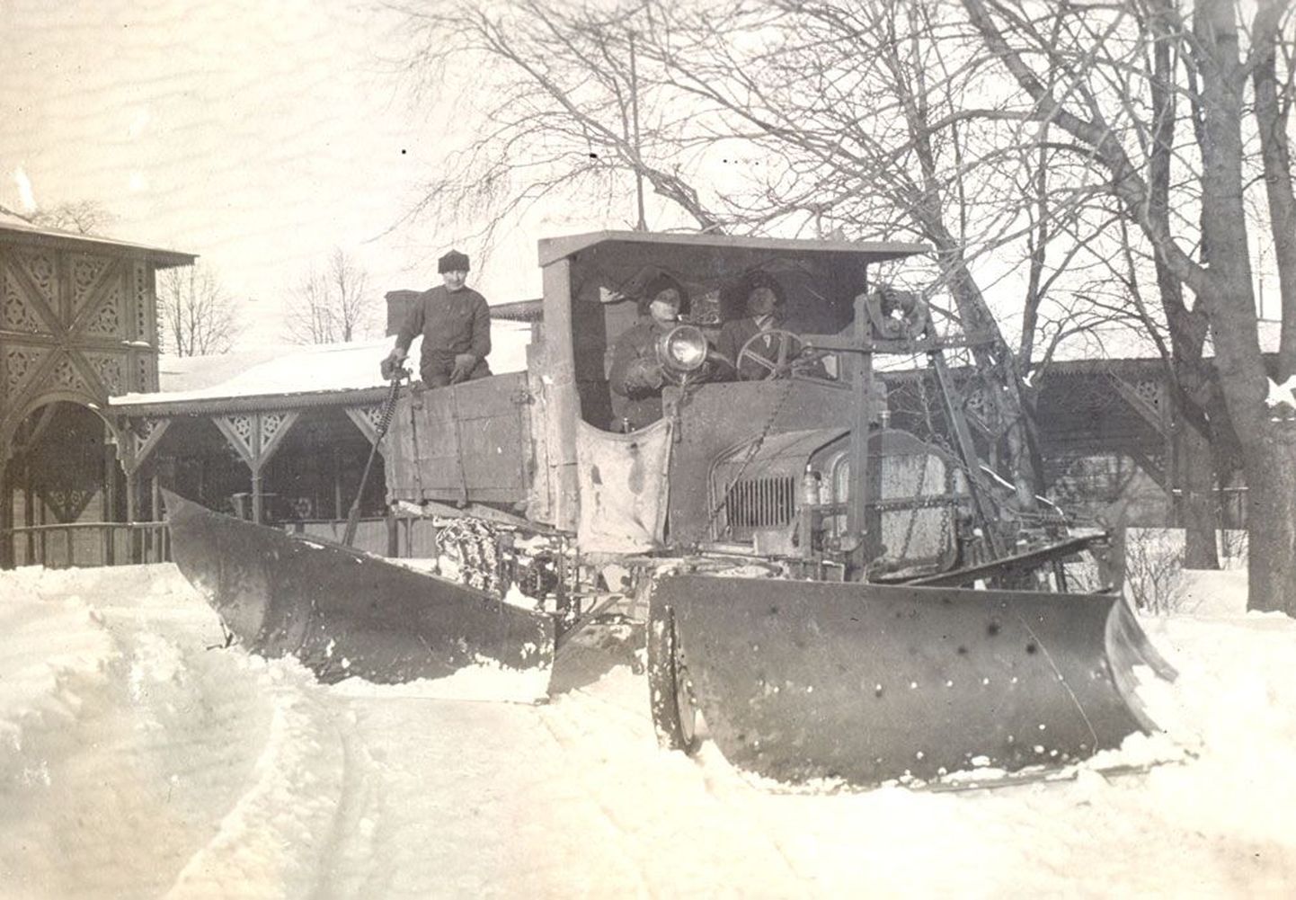 Veoauto ette monteeritud lumesahk aastal 1928.