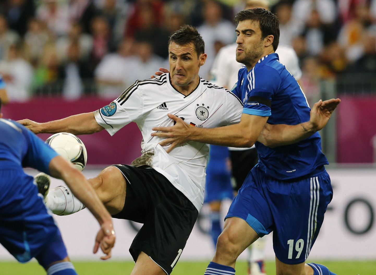 Sokratis Papastathopoulos (paremal) heitlemas Saksamaa koondise raudvara Miroslav Klose'ga.